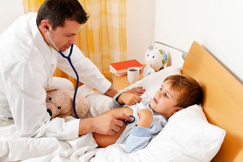 Лечение детей: антибиотики или противовирусные препараты. Как не ошибиться при выборе?