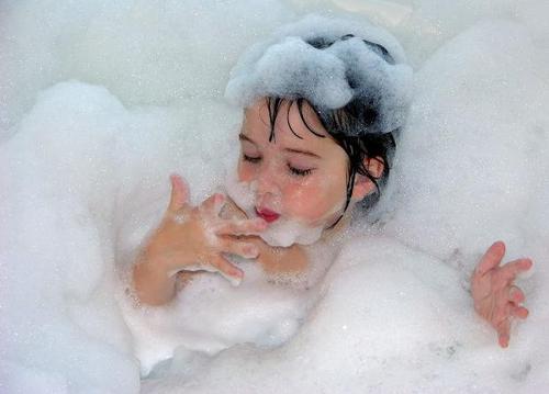 Чем опасна пена в ванной для вашего ребенка?